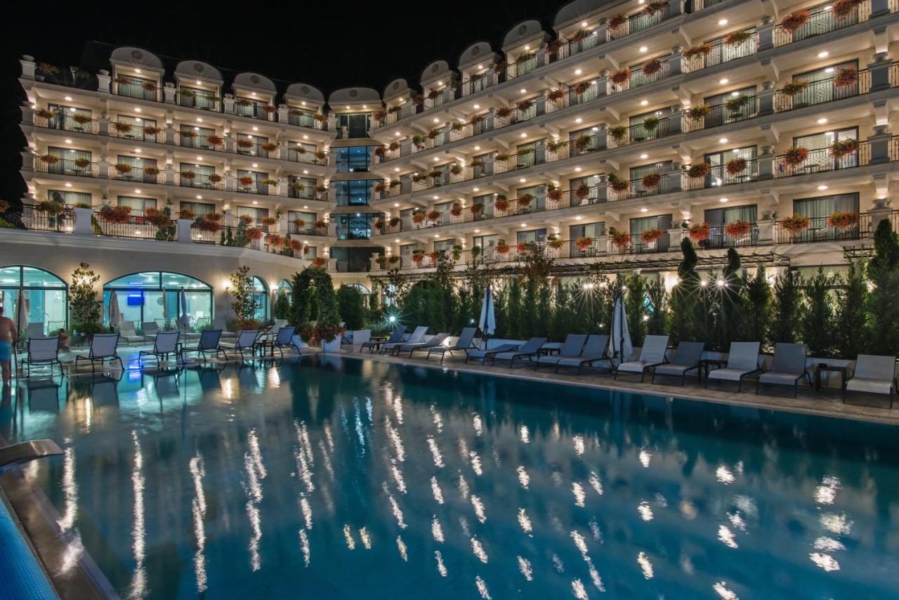 Casa Di Fiore Spa And Medical Hotel, Mineral Pools & Private Beach Kranevo Exterior foto The hotel at night
