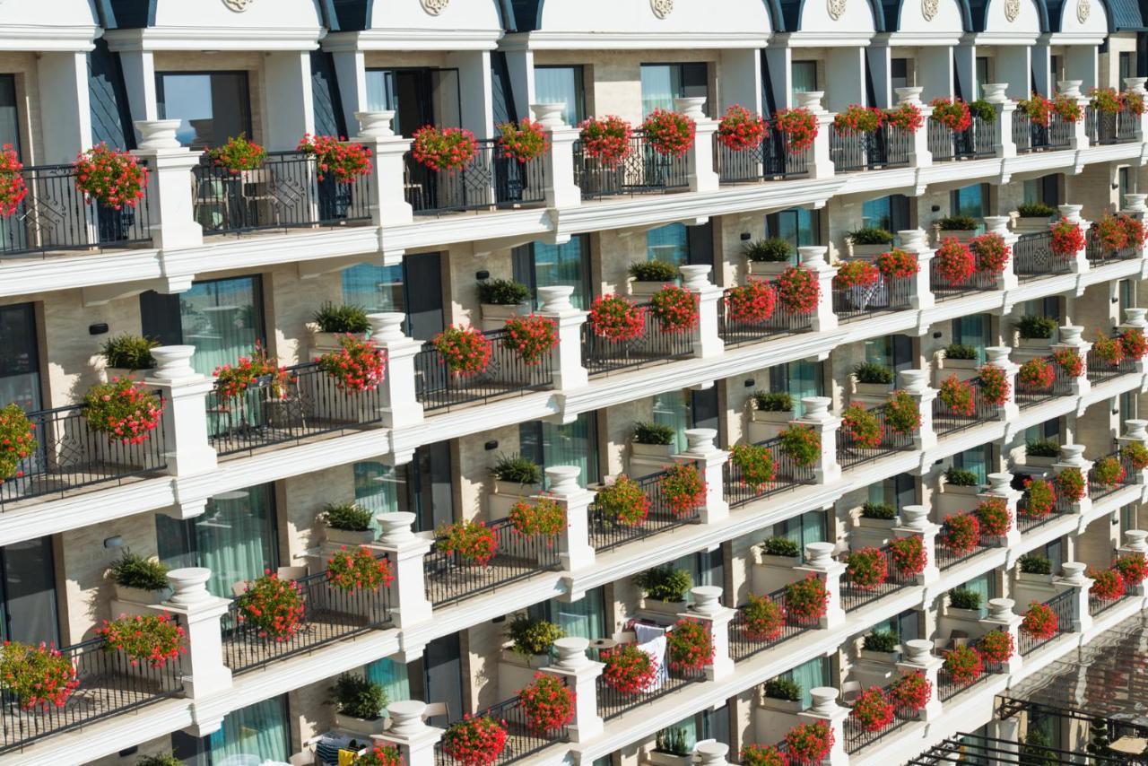 Casa Di Fiore Spa And Medical Hotel, Mineral Pools & Private Beach Kranevo Exterior foto Balconies of the hotel