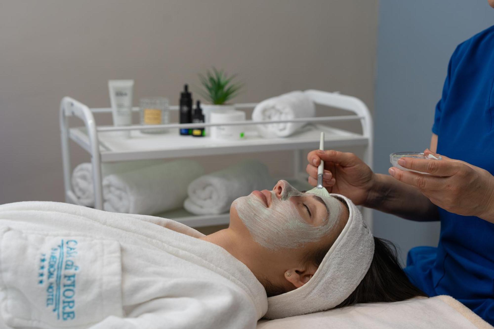 Casa Di Fiore Spa And Medical Hotel, Mineral Pools & Private Beach Kranevo Exterior foto A woman receiving a facial treatment