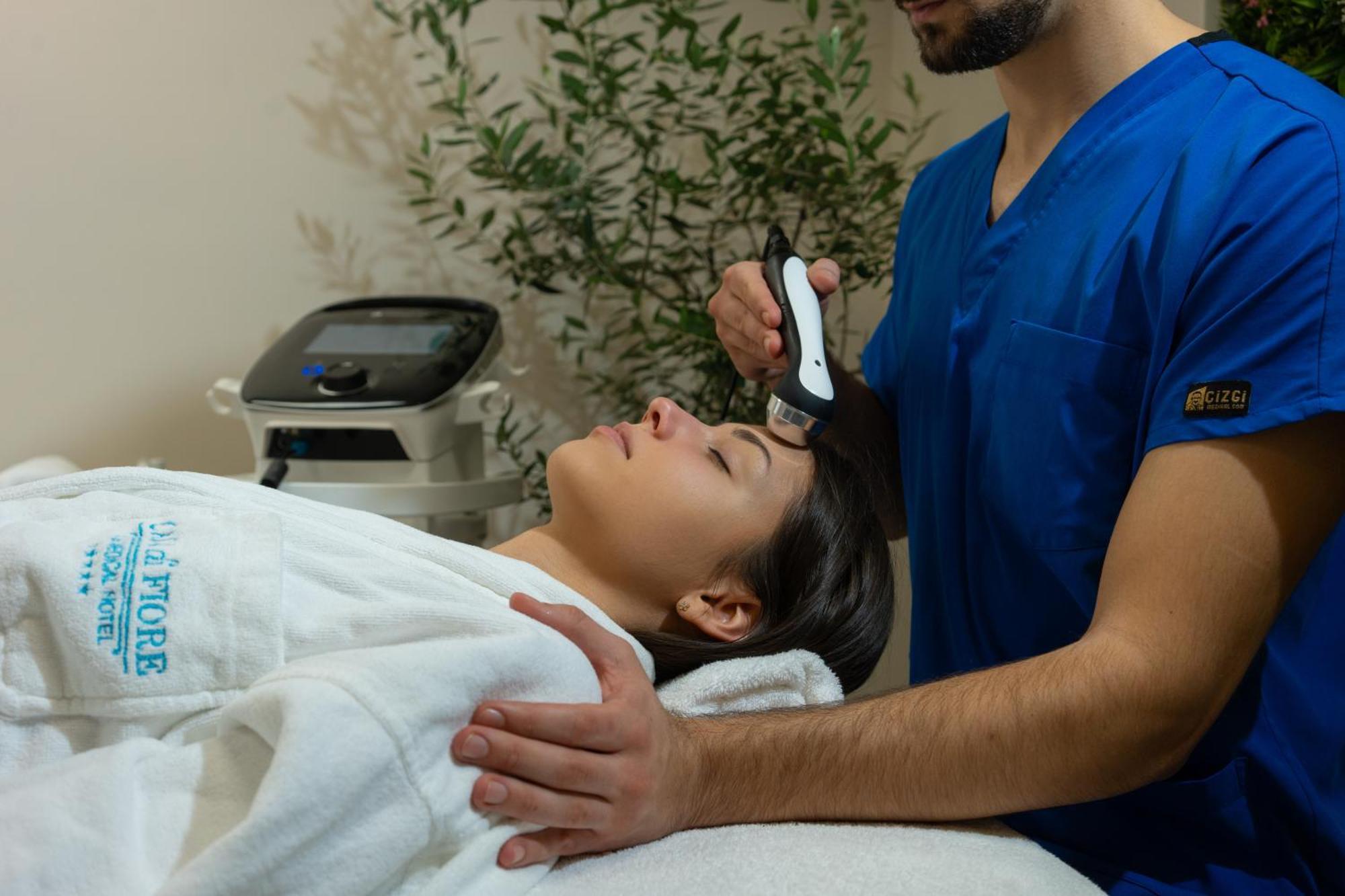 Casa Di Fiore Spa And Medical Hotel, Mineral Pools & Private Beach Kranevo Exterior foto A woman receiving a facial treatment