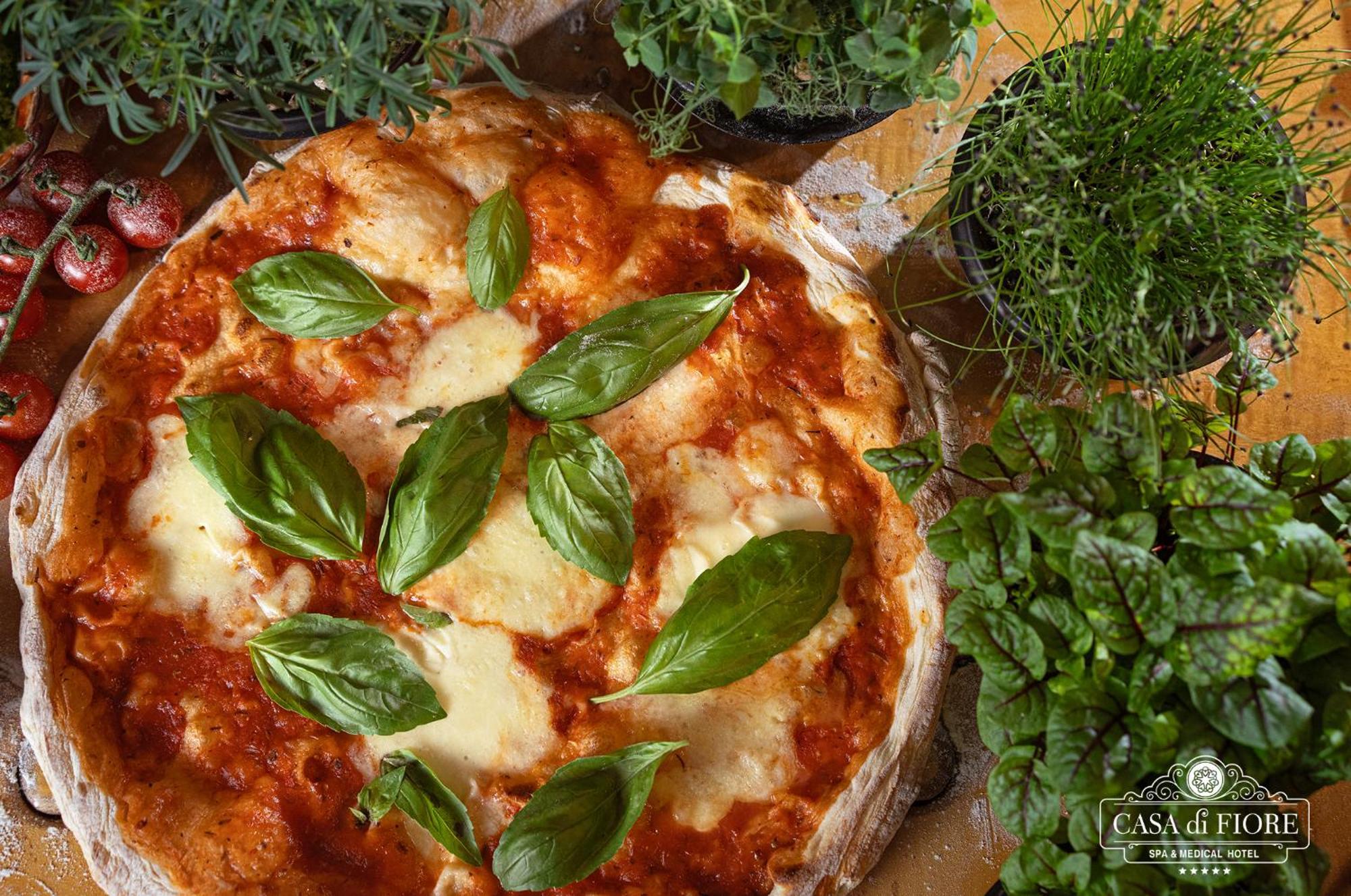 Casa Di Fiore Spa And Medical Hotel, Mineral Pools & Private Beach Kranevo Exterior foto Pizza with fresh basil