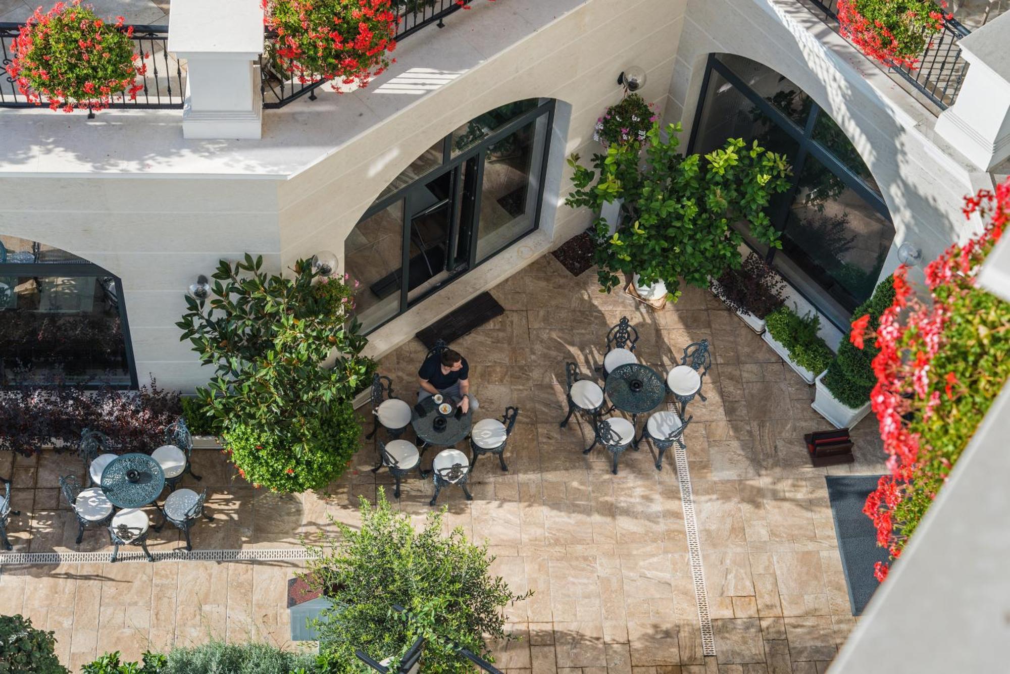 Casa Di Fiore Spa And Medical Hotel, Mineral Pools & Private Beach Kranevo Exterior foto The courtyard of the hotel